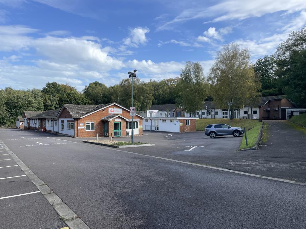 Lot: 10 - SUBSTANTIAL FORMER RESEARCH PREMISES IN 2.5 ACRES WITH OFFICES, LABORATORIES, WORKSHOPS AND STORES - General view of laboratories, offices & stores